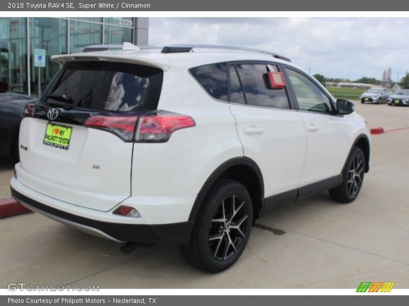 Super White / Cinnamon 2018 Toyota RAV4 SE