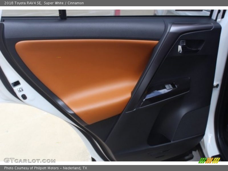 Super White / Cinnamon 2018 Toyota RAV4 SE