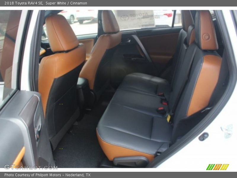 Super White / Cinnamon 2018 Toyota RAV4 SE