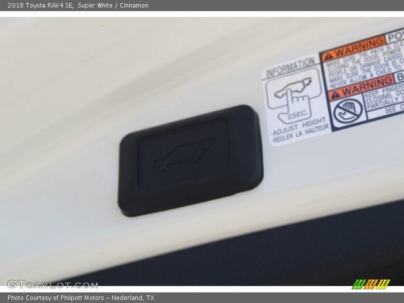 Super White / Cinnamon 2018 Toyota RAV4 SE