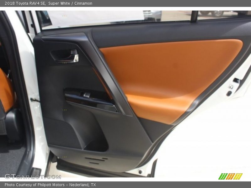 Super White / Cinnamon 2018 Toyota RAV4 SE