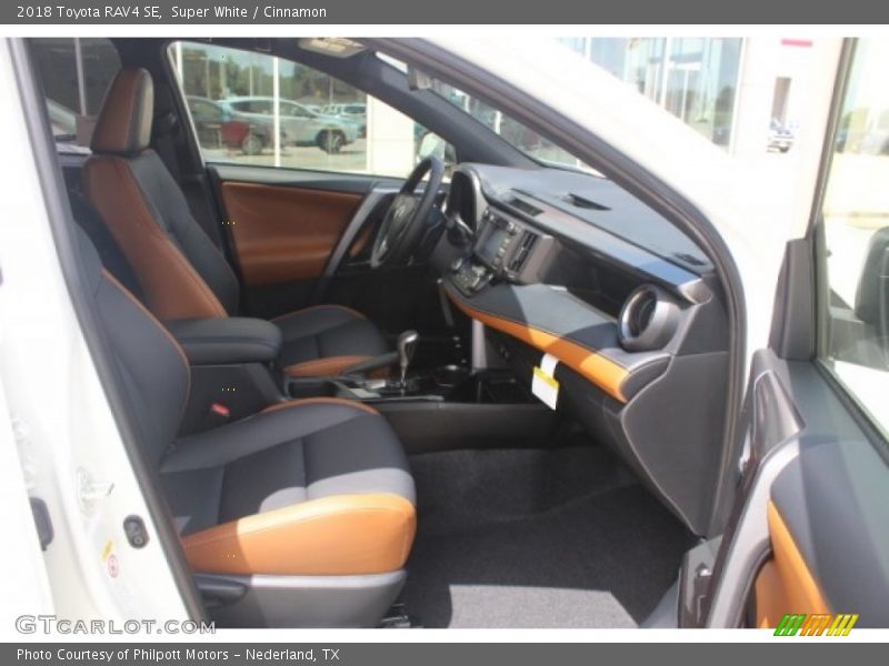 Super White / Cinnamon 2018 Toyota RAV4 SE