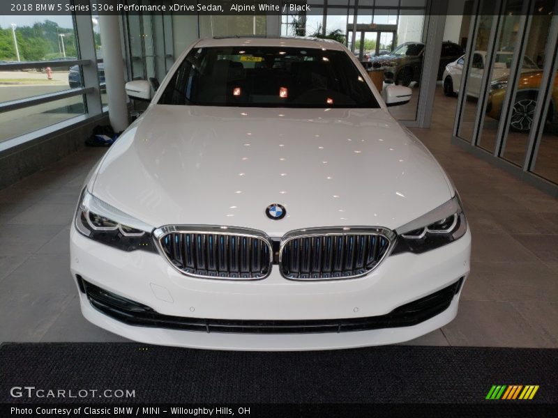 Alpine White / Black 2018 BMW 5 Series 530e iPerfomance xDrive Sedan