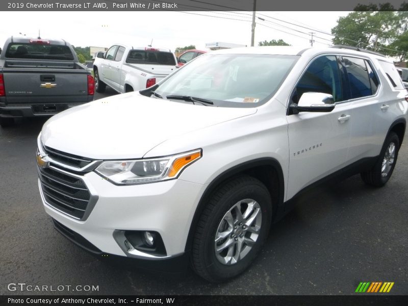 Front 3/4 View of 2019 Traverse LT AWD