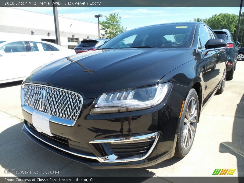 Front 3/4 View of 2018 MKZ Premier AWD