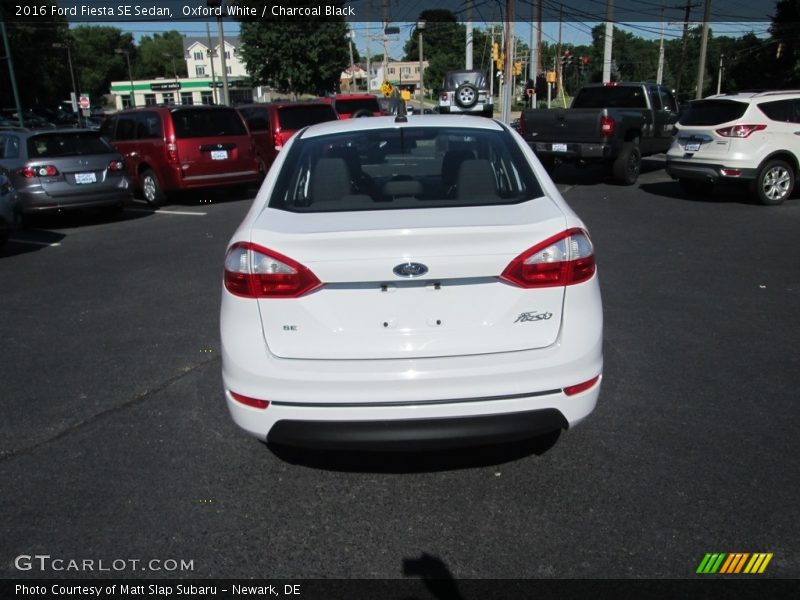 Oxford White / Charcoal Black 2016 Ford Fiesta SE Sedan
