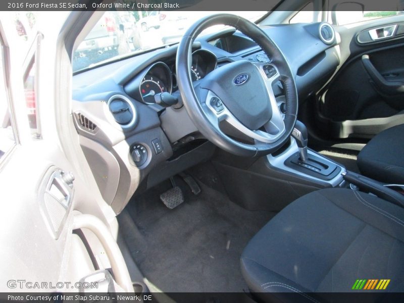 Oxford White / Charcoal Black 2016 Ford Fiesta SE Sedan