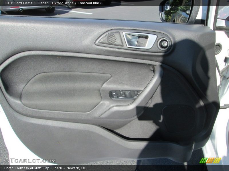 Oxford White / Charcoal Black 2016 Ford Fiesta SE Sedan