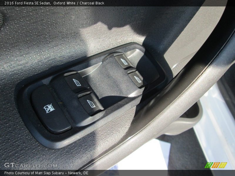 Oxford White / Charcoal Black 2016 Ford Fiesta SE Sedan