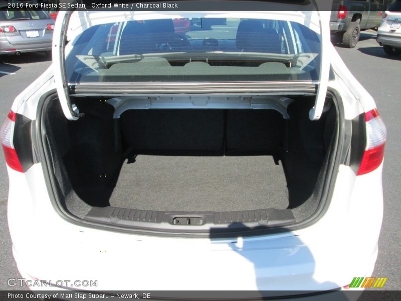 Oxford White / Charcoal Black 2016 Ford Fiesta SE Sedan