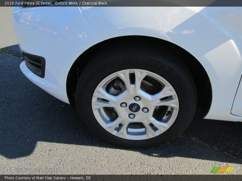 Oxford White / Charcoal Black 2016 Ford Fiesta SE Sedan