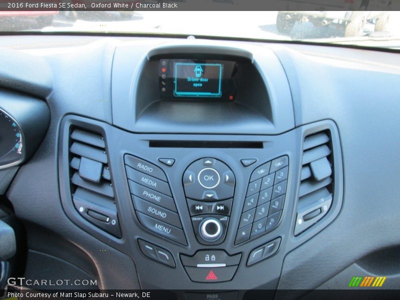 Oxford White / Charcoal Black 2016 Ford Fiesta SE Sedan