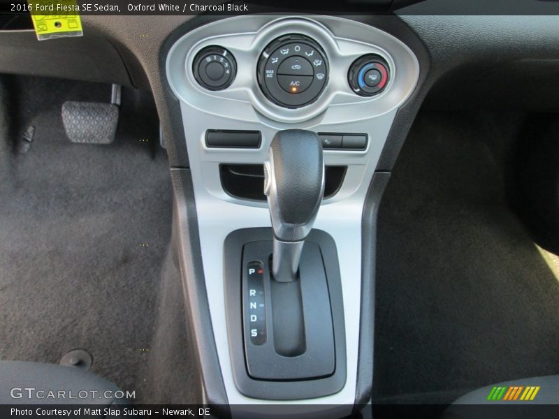 Oxford White / Charcoal Black 2016 Ford Fiesta SE Sedan