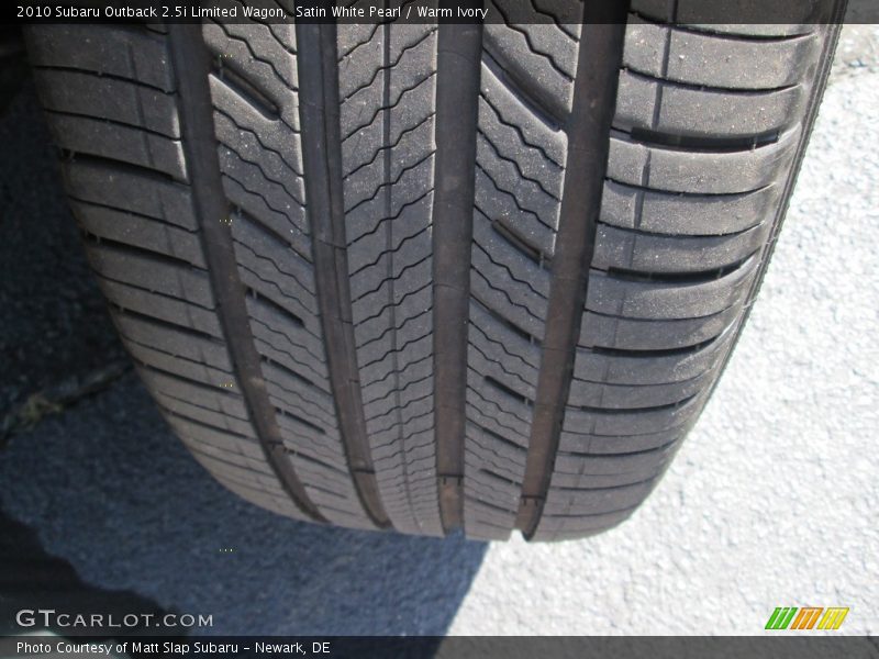 Satin White Pearl / Warm Ivory 2010 Subaru Outback 2.5i Limited Wagon