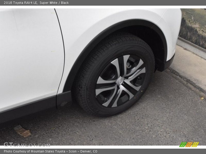 Super White / Black 2018 Toyota RAV4 LE