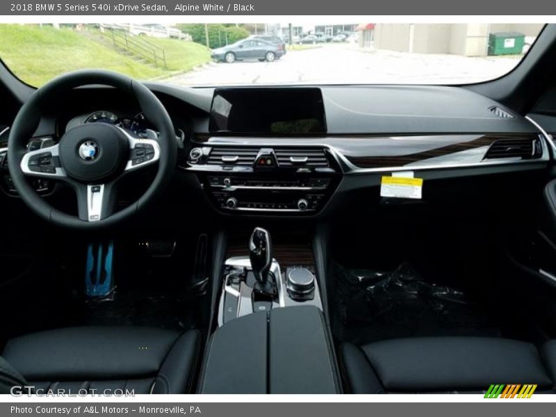 Alpine White / Black 2018 BMW 5 Series 540i xDrive Sedan