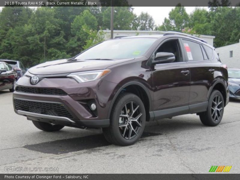 Front 3/4 View of 2018 RAV4 SE