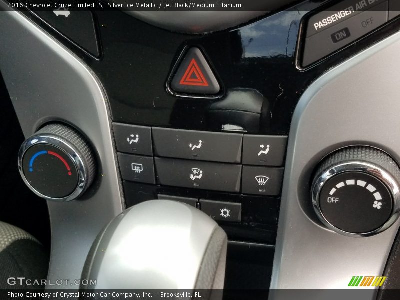 Silver Ice Metallic / Jet Black/Medium Titanium 2016 Chevrolet Cruze Limited LS