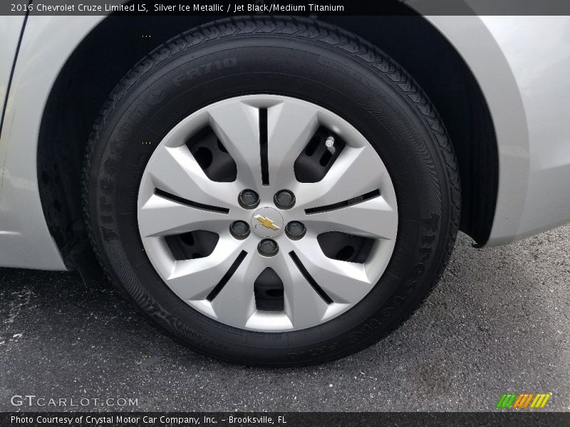 Silver Ice Metallic / Jet Black/Medium Titanium 2016 Chevrolet Cruze Limited LS