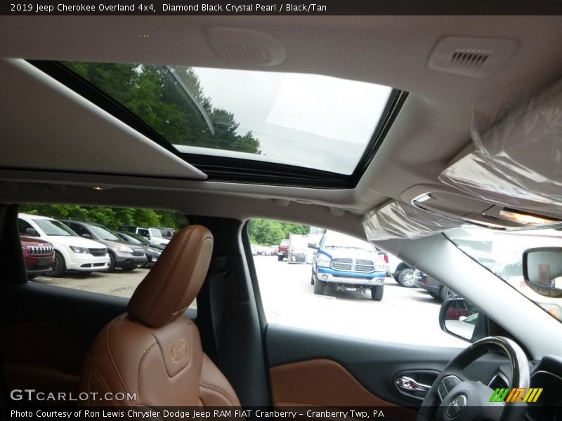 Diamond Black Crystal Pearl / Black/Tan 2019 Jeep Cherokee Overland 4x4