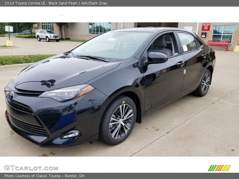 Front 3/4 View of 2019 Corolla LE