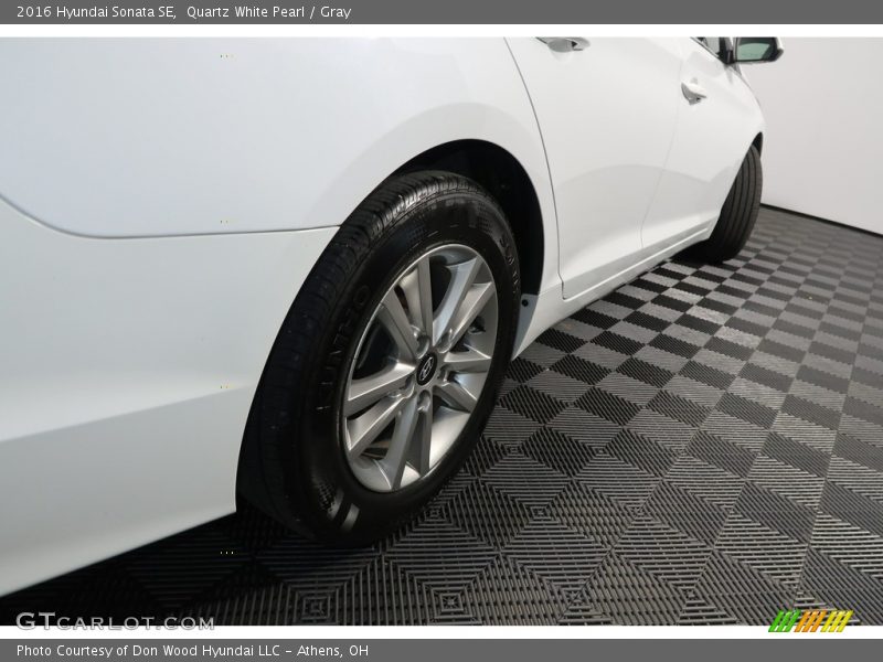 Quartz White Pearl / Gray 2016 Hyundai Sonata SE