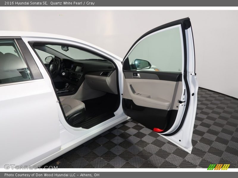 Quartz White Pearl / Gray 2016 Hyundai Sonata SE
