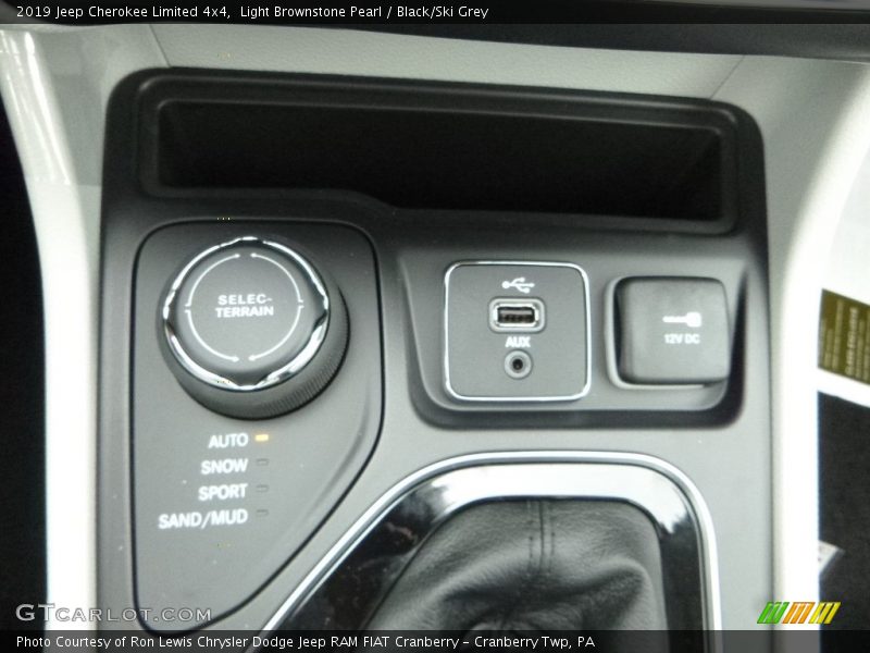 Light Brownstone Pearl / Black/Ski Grey 2019 Jeep Cherokee Limited 4x4