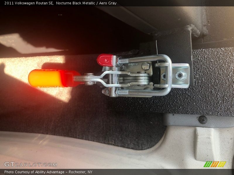 Nocturne Black Metallic / Aero Gray 2011 Volkswagen Routan SE