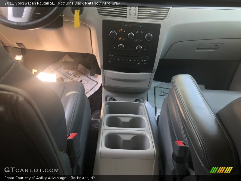 Nocturne Black Metallic / Aero Gray 2011 Volkswagen Routan SE