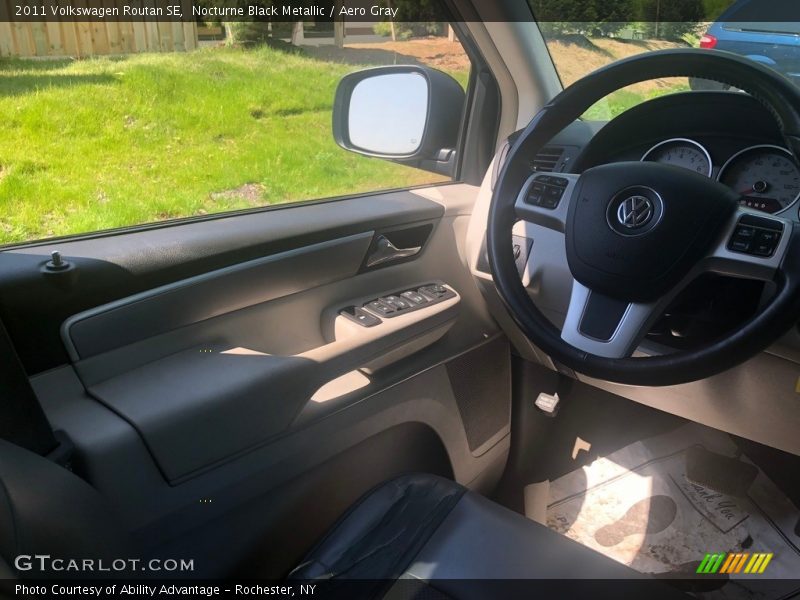 Nocturne Black Metallic / Aero Gray 2011 Volkswagen Routan SE