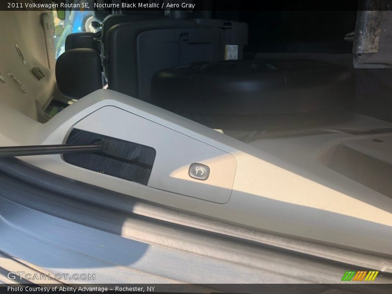 Nocturne Black Metallic / Aero Gray 2011 Volkswagen Routan SE