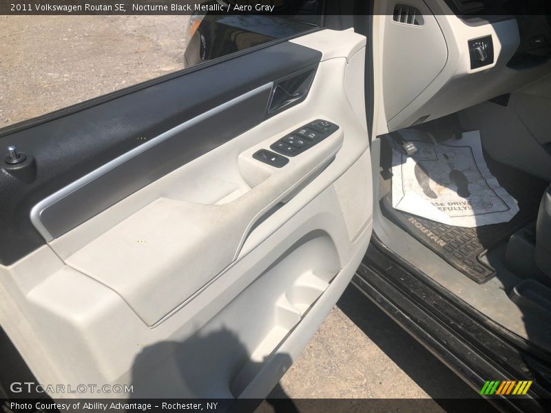 Nocturne Black Metallic / Aero Gray 2011 Volkswagen Routan SE