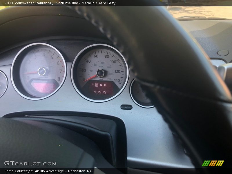 Nocturne Black Metallic / Aero Gray 2011 Volkswagen Routan SE