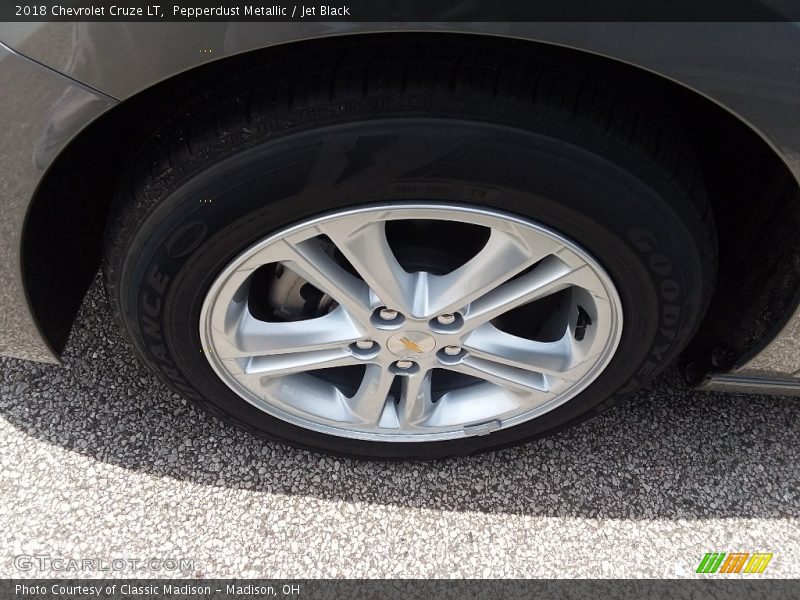 Pepperdust Metallic / Jet Black 2018 Chevrolet Cruze LT