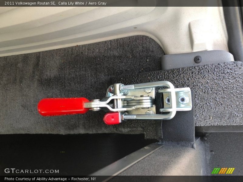 Calla Lily White / Aero Gray 2011 Volkswagen Routan SE