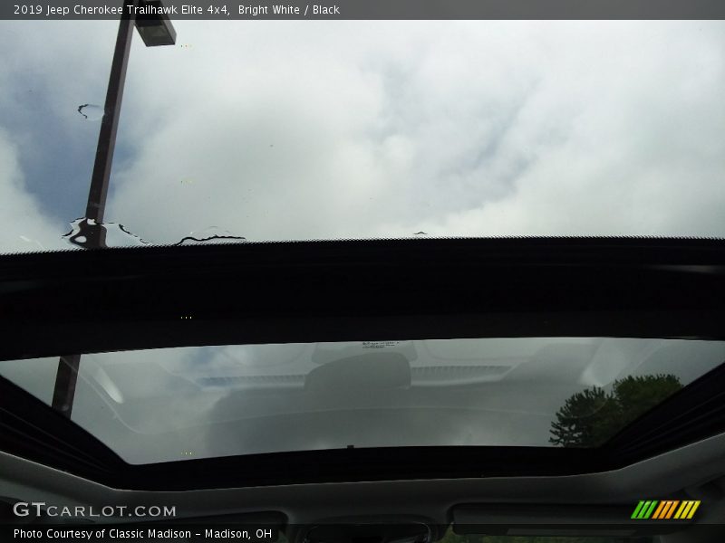 Bright White / Black 2019 Jeep Cherokee Trailhawk Elite 4x4
