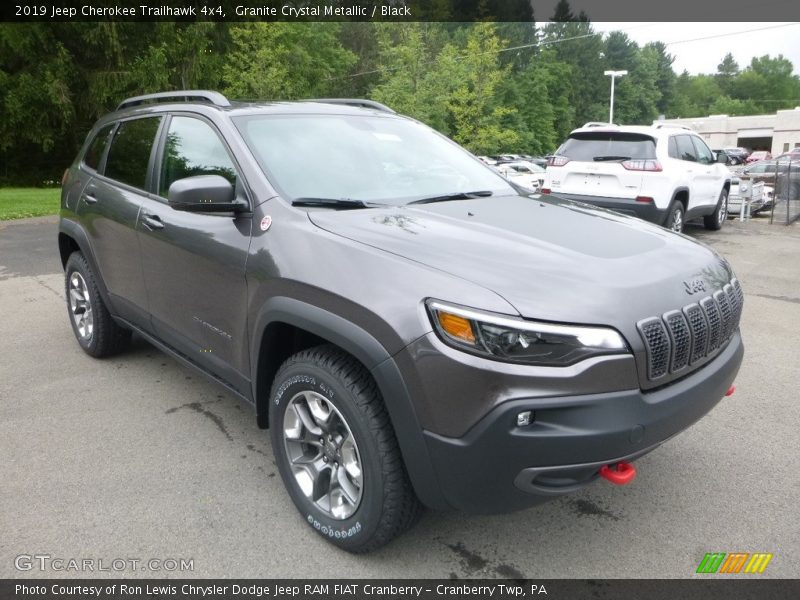 Front 3/4 View of 2019 Cherokee Trailhawk 4x4