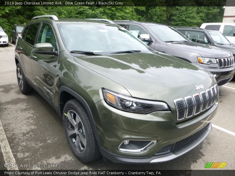 Front 3/4 View of 2019 Cherokee Limited 4x4