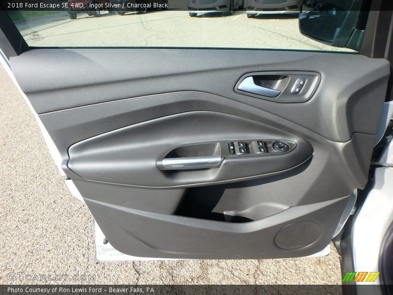 Ingot Silver / Charcoal Black 2018 Ford Escape SE 4WD