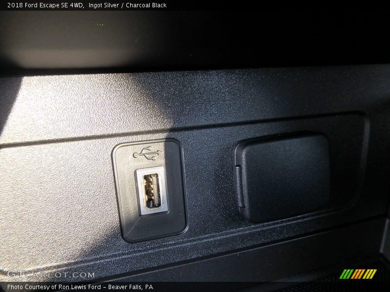 Ingot Silver / Charcoal Black 2018 Ford Escape SE 4WD