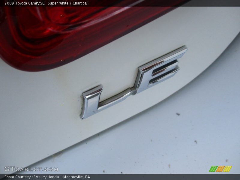 Super White / Charcoal 2009 Toyota Camry SE