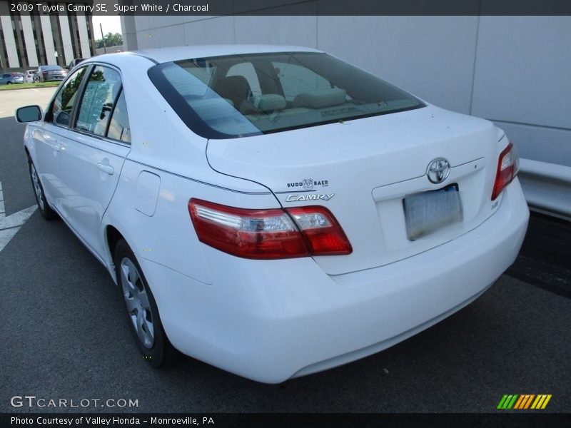Super White / Charcoal 2009 Toyota Camry SE