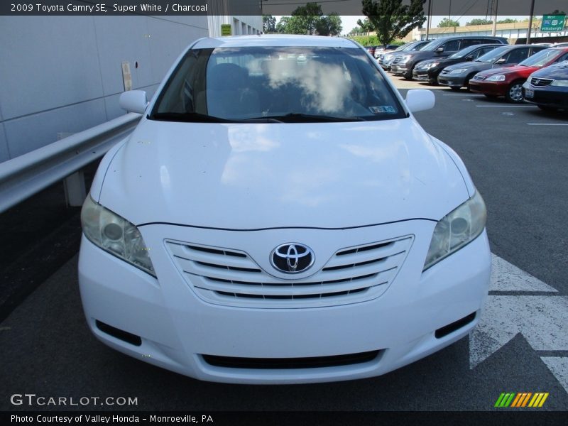 Super White / Charcoal 2009 Toyota Camry SE