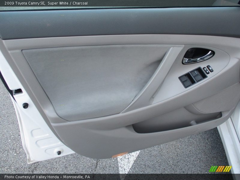 Super White / Charcoal 2009 Toyota Camry SE