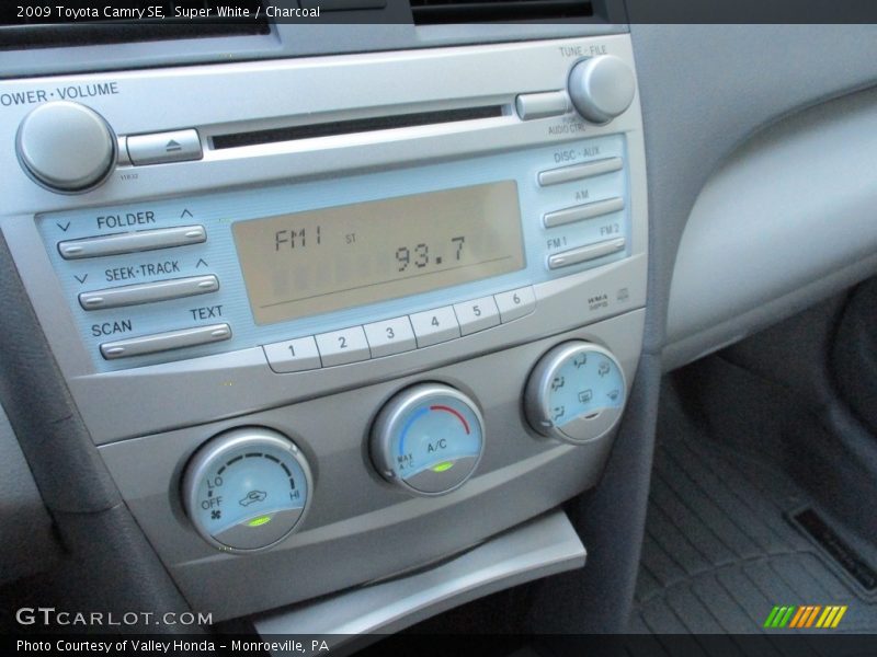 Super White / Charcoal 2009 Toyota Camry SE