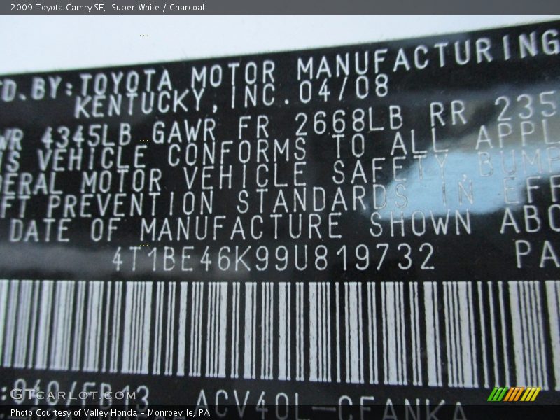 Super White / Charcoal 2009 Toyota Camry SE