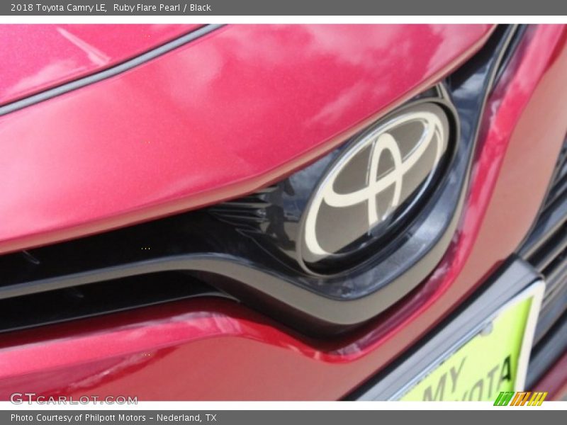 Ruby Flare Pearl / Black 2018 Toyota Camry LE