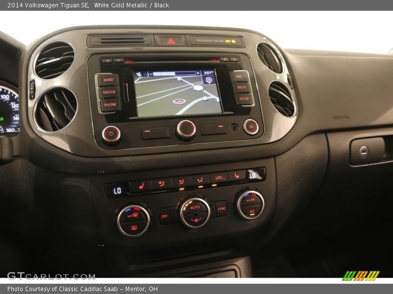 White Gold Metallic / Black 2014 Volkswagen Tiguan SE