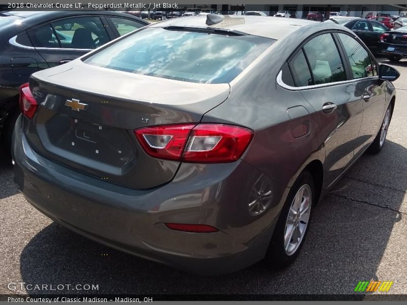 Pepperdust Metallic / Jet Black 2018 Chevrolet Cruze LT